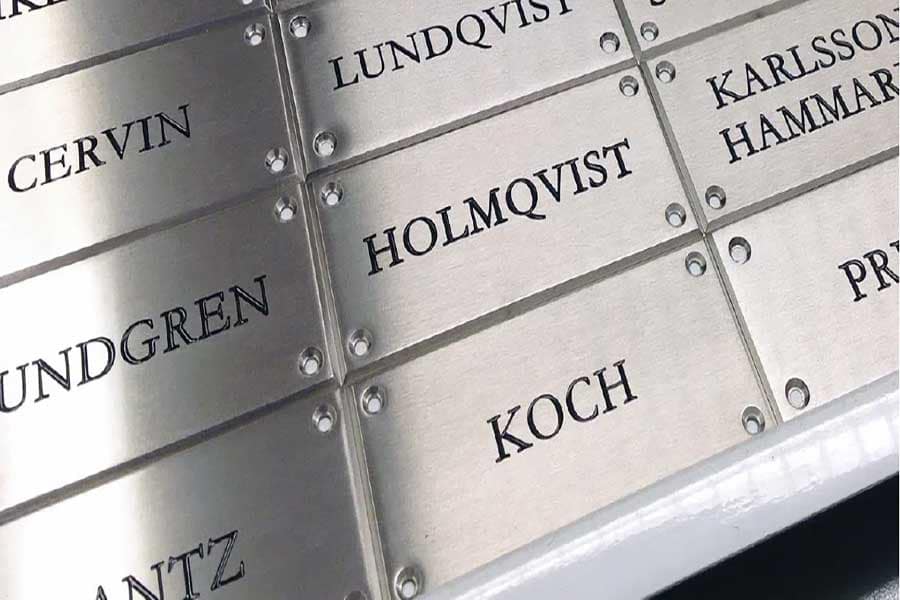 Navneskilte i forkromet messing, også kaldet forniklet messing