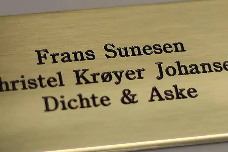 Dybgravering med lakfyldning på messingskilt