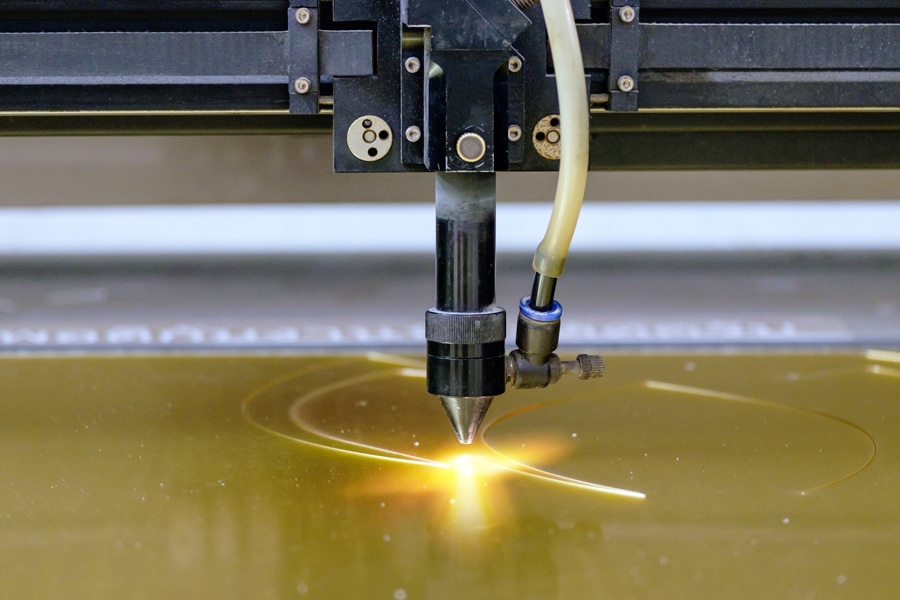 Lasergravering af messingskilt i lasergraveringsmaskine