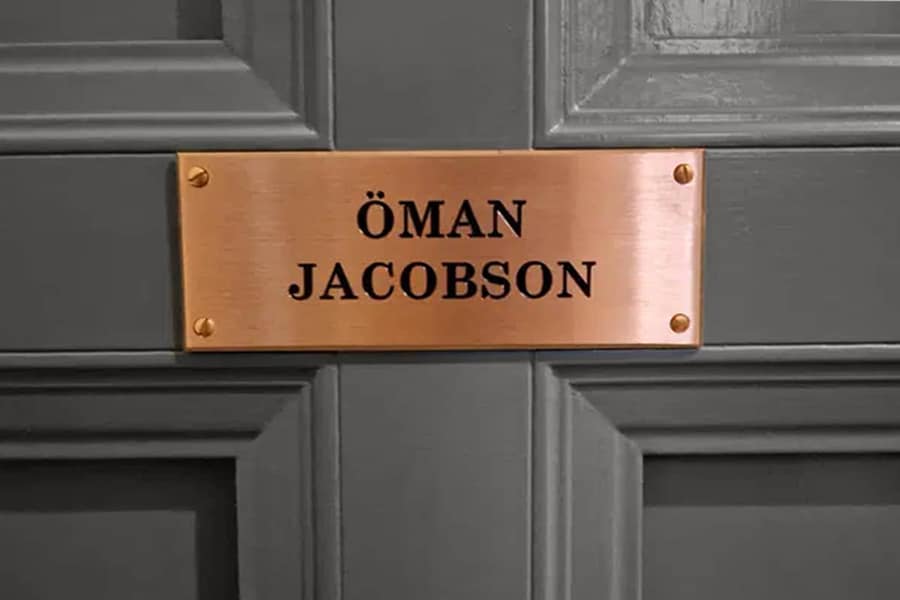 Messingskilt i børstet messing med gravering