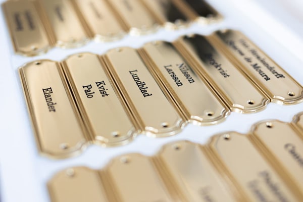 Flere messingskilte i blank messing med gravering