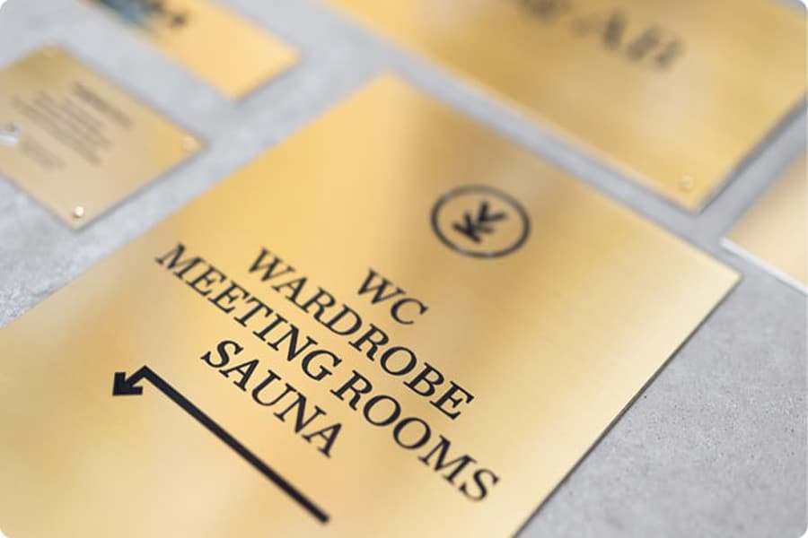 Messingskilte med gravering til virksomhed og skiltning