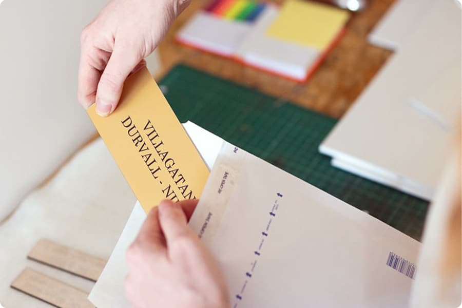 Messingskilt med gravering klar til montering